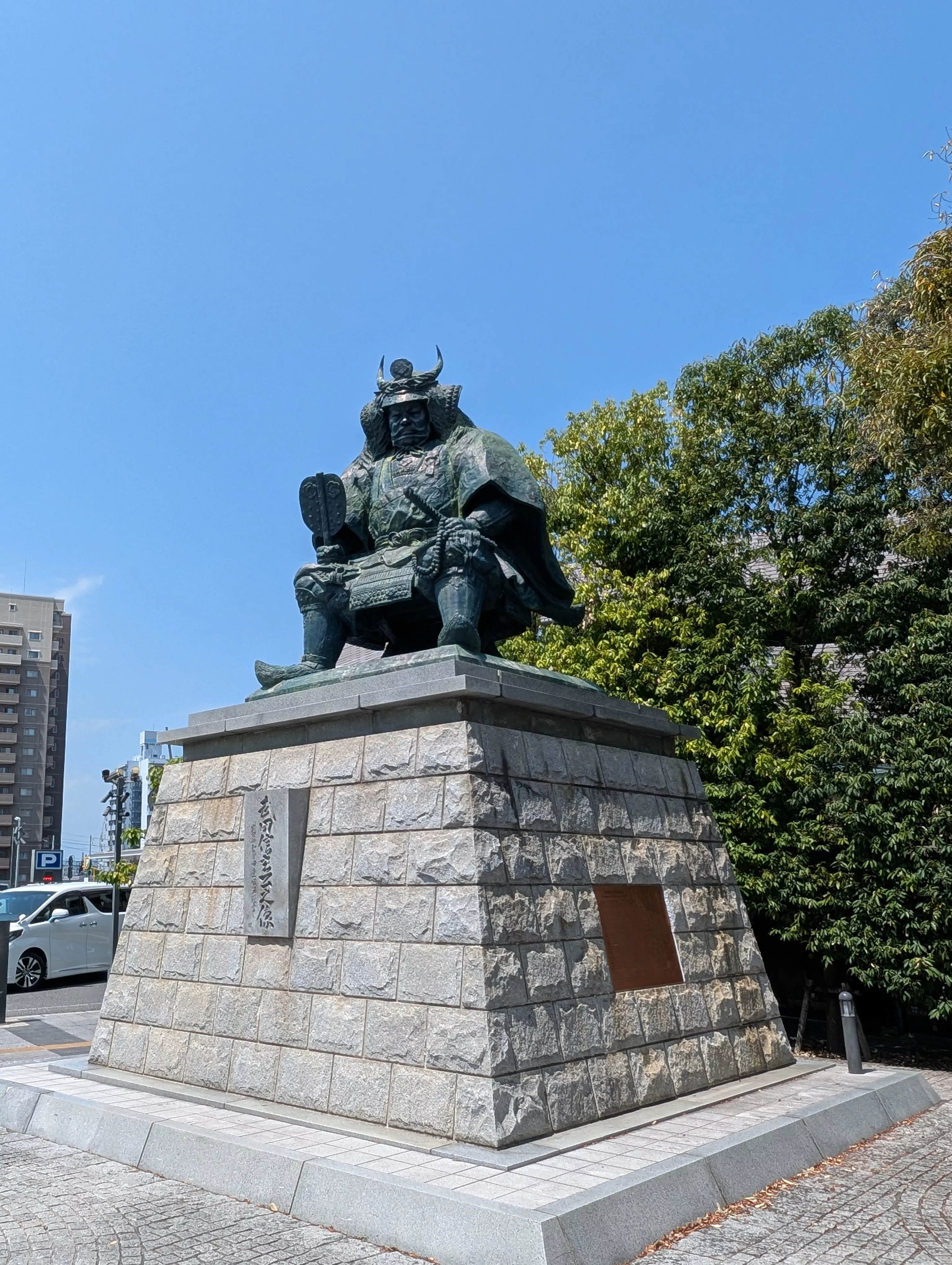 駅前の武田信玄公像