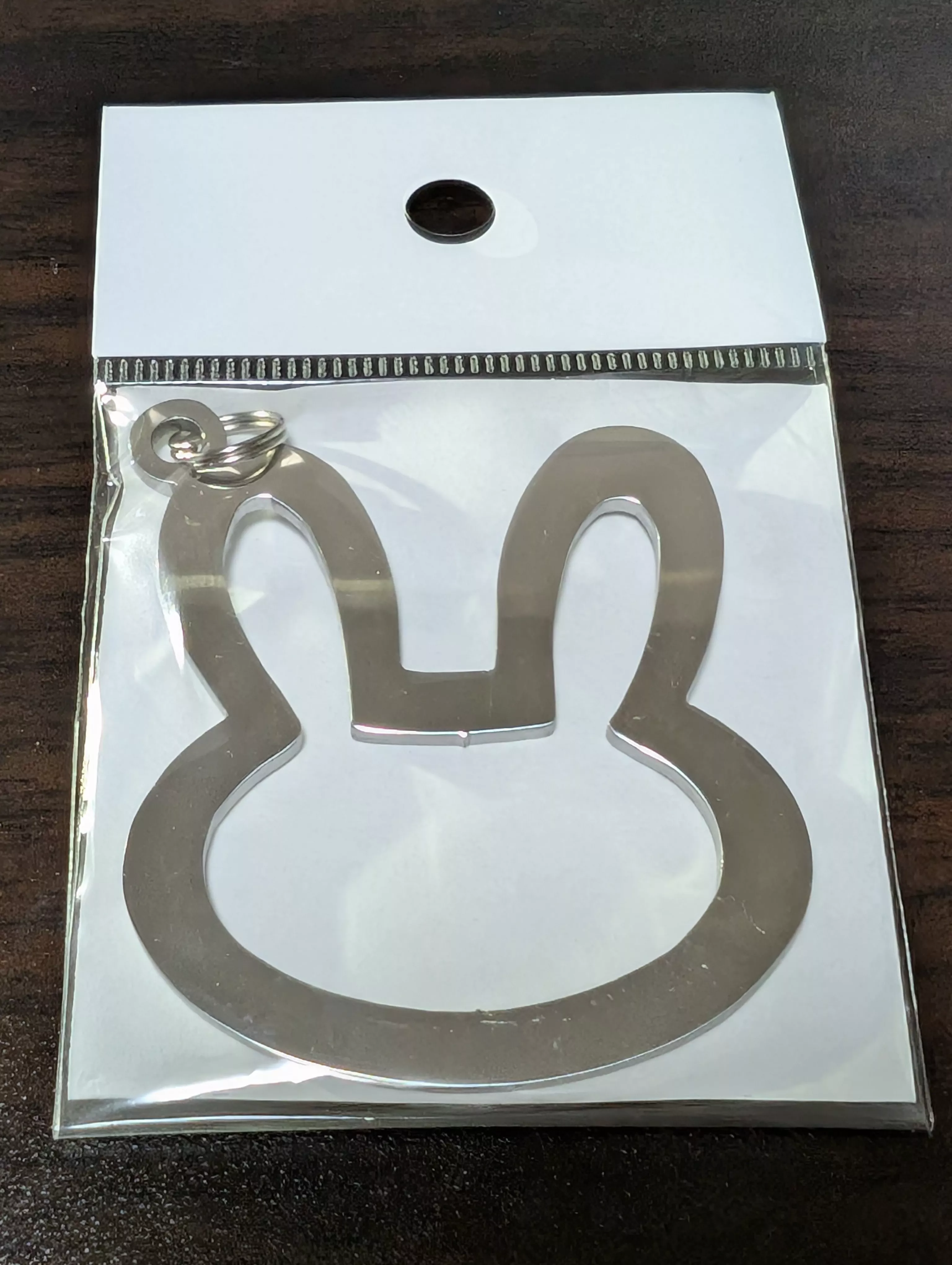 うさぎ型のメタルキーホルダー