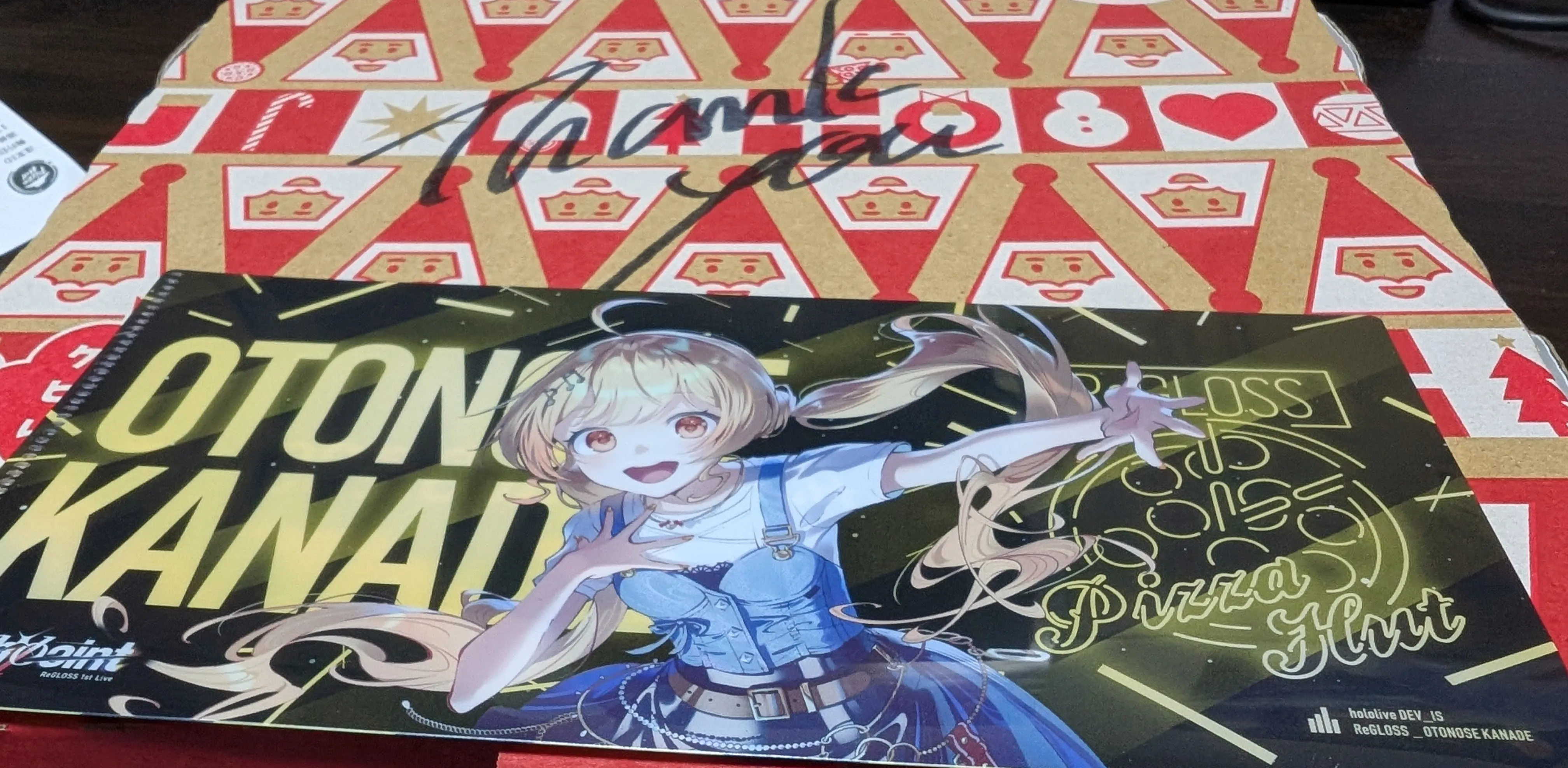 ピザハットの晩ごはんと、ホロライブコラボ特典の音乃瀬奏クリアファイル。