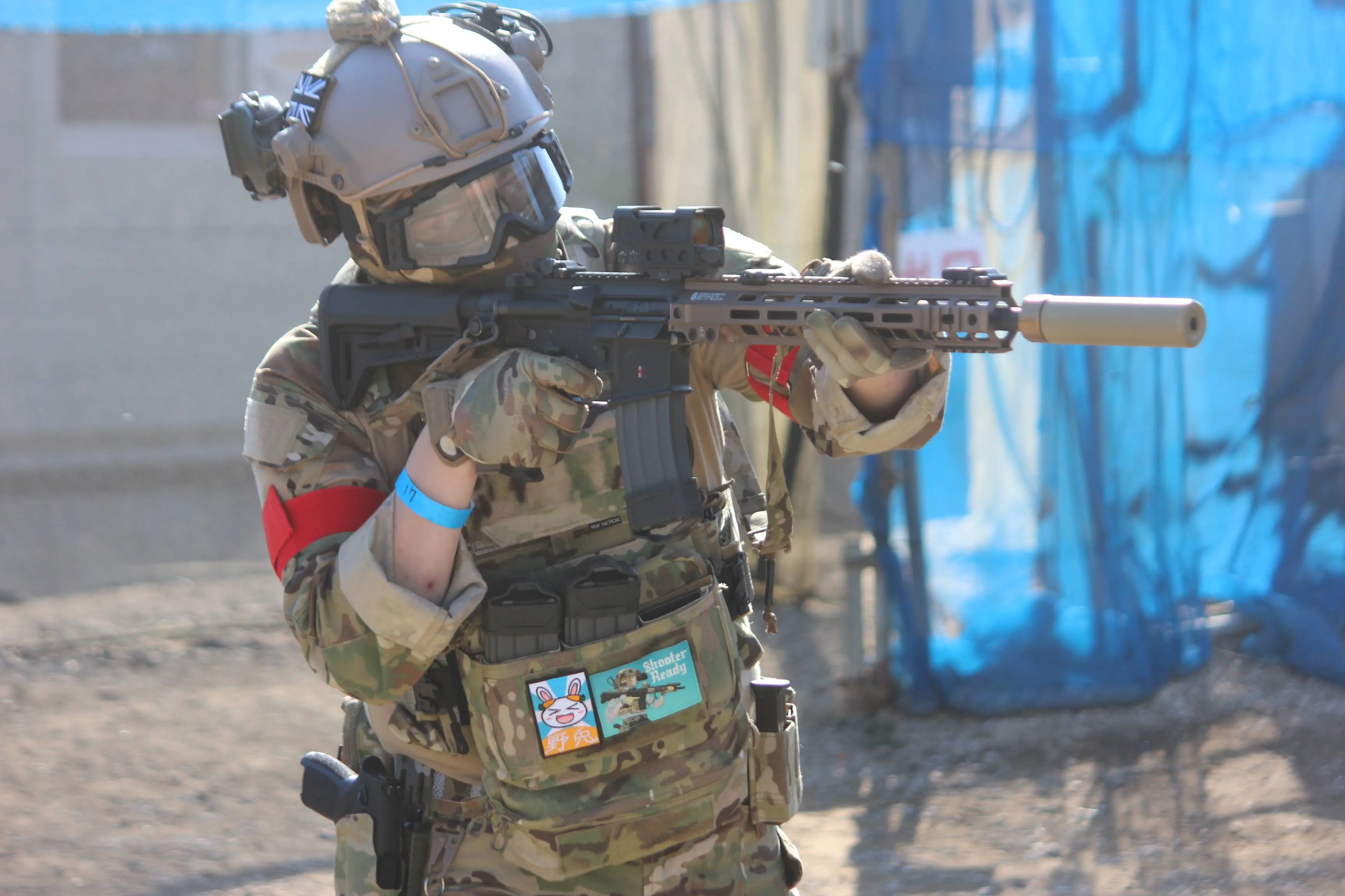 HEADS川越 フィールドで銃を構えてエイムするプレイヤー。
