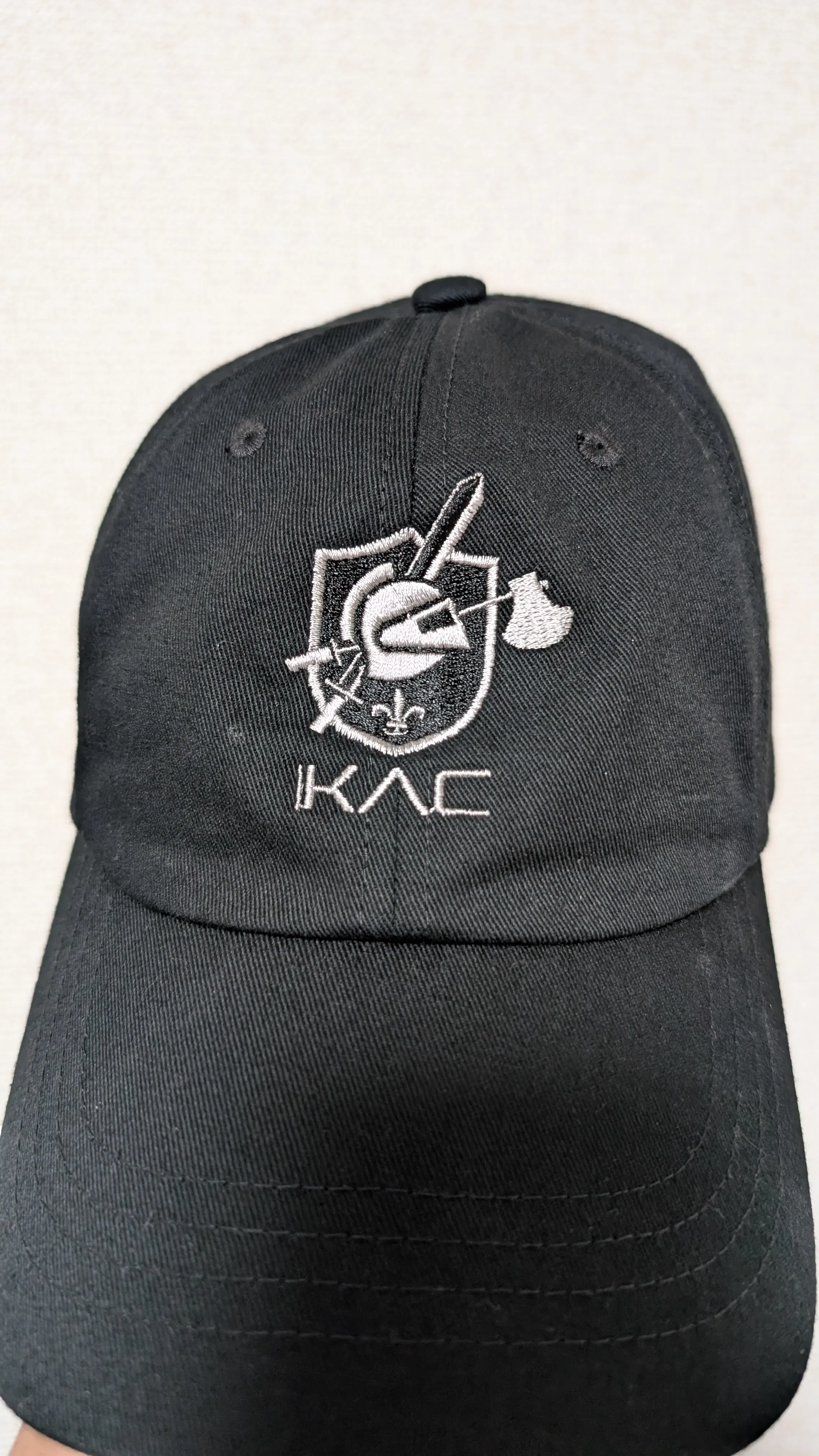 KAC ロゴ刺繍の黒いキャップ