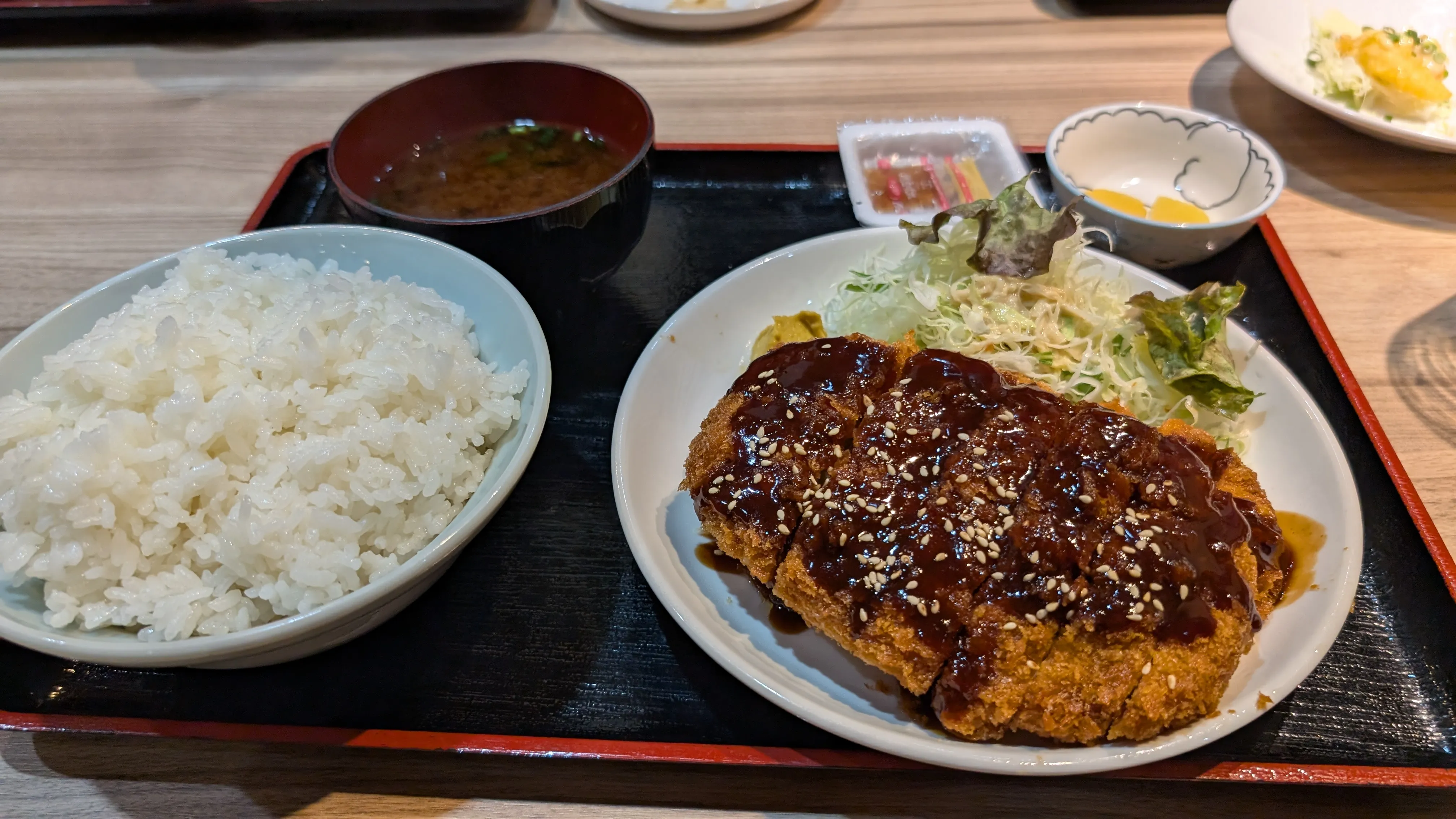 みそかつ定食。みそだれのかかったカツに大盛りのご飯と味噌汁。